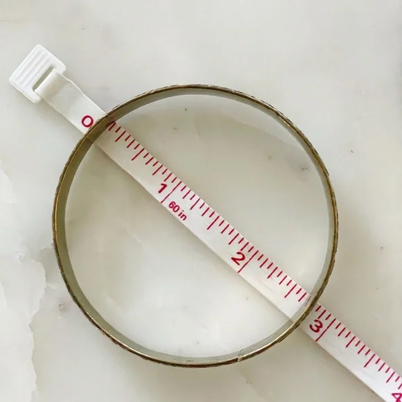 Indian Engraved Floral Brass Bangle Bracelet, Vintage 1970s - Picture 7 of 9